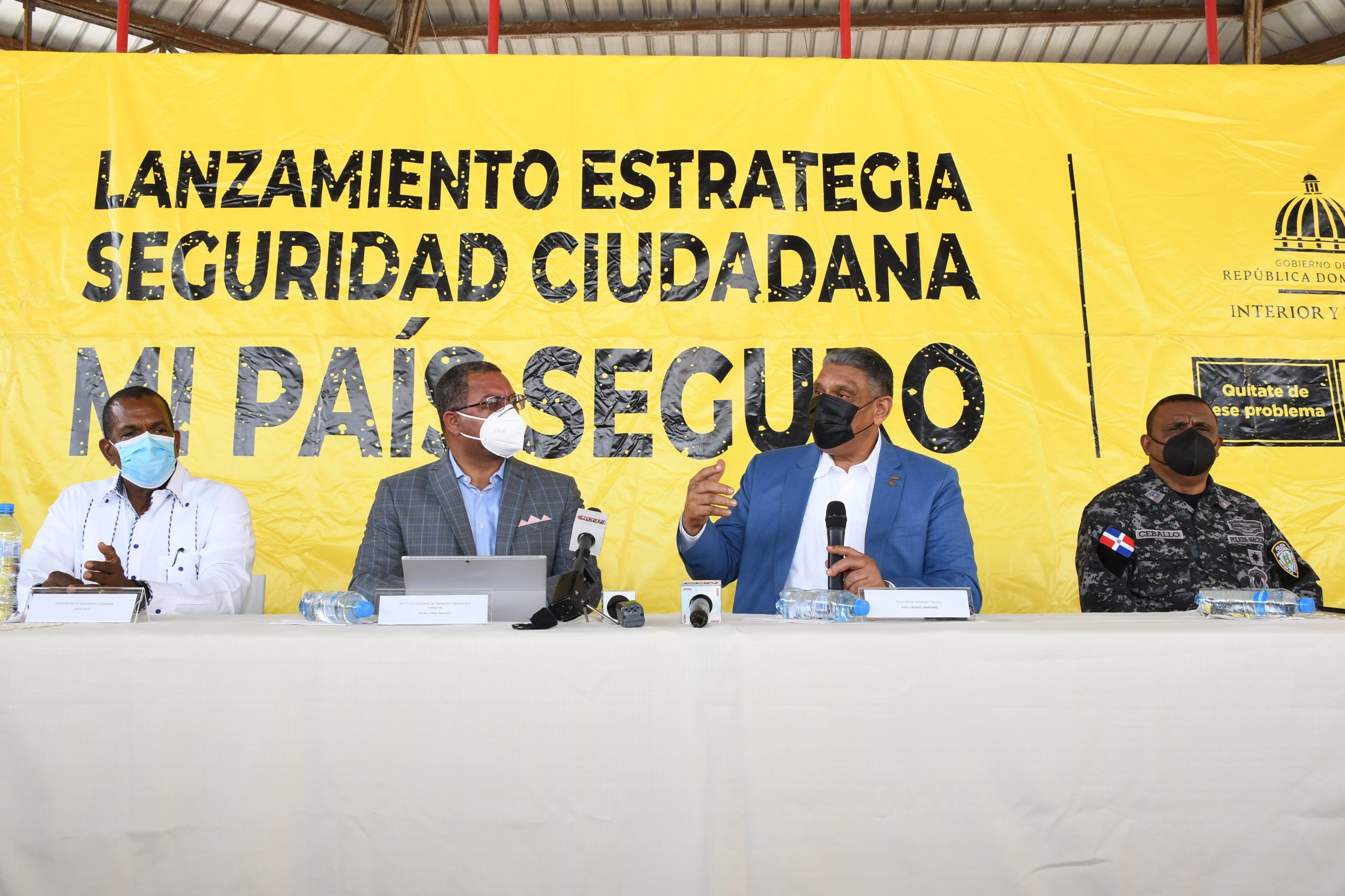 A la fecha más de 15, 000 motocicletas se han asentado en el plan piloto del registro que forma parte de la Estrategia Nacional de Seguridad Ciudadana “Mi País Seguro” Santo Domingo, 16 de junio 2021.- Como parte de la Estrategia Nacional de Seguridad Ciudadana denominada “Mi País Seguro”, anunciada por el presidente Luis Abinader, el Instituto Nacional de Tránsito y Transporte Terrestre (INTRANT), dio a conocer los avances del Plan Nacional de Registro de Motocicletas que, desde su implementación hasta la fecha, cuenta con 15, 000 motocicletas unidades inscritas. El director del INTRANT, Rafael Arias, señaló que “el registro de motocicletas forma parte de las acciones regulatorias del INTRANT para esa modalidad de transporte, en cumplimiento de la Ley 63-17 de Movilidad, Transporte Terrestre, Tránsito y Seguridad Vial de la República Dominicana y, asimismo, puntualizó que con esto también se busca elevar la conciencia vial en el país y que cada motociclista circule con la licencia de conducir correspondiente. “Queremos dejar bien claro que esta medida incluye a todos los usuarios de motocicletas, independientemente de su uso o función, es decir, que este registro no es solamente para los que se dedican al motoconcho, sino para todo aquel que posea una motocicleta”, afirmó Arias. El titular del INTRANT dijo además que aquellos extranjeros que hayan sido regulados por Interior y Policía, podrán participar del registro con el documento que les fue entregado por el MIP. En tanto que el ministro de Interior y Policía, Jesús Vásquez Martínez, saludó la iniciativa del INTRANT de poner en marcha el programa de registro de motocicletas en el piloto de seguridad ciudadana que se desarrolla en el sector Cristo Rey del Distrito Nacional. Al hablar en compañía de los viceministros de Interior y Policía Jesús Féliz y Víctor Castro, afirmó que el registro de motocicletas es un importante apoyo a la seguridad ciudadana, ya que en los accidentes de tránsito y actos delincuenciales se ven involucradas unidades motorizadas. Además, llamó a los propietarios de motocicletas a seguir registrando sus vehículos para garantizar un mayor control y que estén bien identificadas, ya que también en ocasiones son víctimas de robo y esto facilitará su localización. Estas declaraciones fueron realizadas durante un encuentro con la prensa en el Club Los Cachorros, del sector de Cristo Rey, donde opera una de las unidades de registro de motocicletas de las tres que componen el piloto del programa. En el encuentro con los medios Arias además explicó que la primera fase de registro continuará hasta el 16 de julio del 2021, para luego habilitar otros puntos en la circunscripción número uno, y que sucesivamente se extenderá hacia otras circunscripciones y zonas del país. El Registro Nacional de Motocicletas, en cumplimiento de la Ley 63-17, establece de obligatoriedad, el uso del casco protector rotulado con la placa de la motocicleta, así como la obtención de la licencia de conducir categoría 1. Estadística y clasificación De acuerdo a los registros del INTRANT, desde que inició el plan piloto el pasado 4 de junio hasta hoy 15, más de 15, 000 motocicletas se han registrado en los tres recintos habilitados, y en ese sentido, más de 5,600 corresponden al punto de registro del Club Los Cachorros. Requisitos Para participar del proceso, los interesados solo deben acudir a los puntos de registro habilitados y presentarse con su cédula de identidad, motocicleta, casco, recibo de pago del impuesto de la licencia categoría 01, correspondiente a motocicletas. El impuesto puede pagarse en línea, en la oficina virtual del INTRANT https://ov.intrant.gob.do/#/login , en el Banco de Reservas, o en los puntos de registro de motocicletas. Costo El INTRANT especifica que, como parte de este proceso de registro para motociclistas, la licencia de conducir categoría 1, será emitida por un período de tres años y tendrá un costo de RD$600.00 para el usuario, los cuáles deben ser pagados previo al registro de la motocicleta, en las modalidades presenciales o en línea que facilita el INTRANT. Plan piloto Se recuerda que el plan piloto del registro de motocicletas, inició hace doce días en las instalaciones del Club Los Cachorros del sector capitalino de Cristo Rey, en el parqueo del Zoológico Nacional y en las inmediaciones del Estadio Quisqueya, se extenderá gradualmente a nivel nacional.