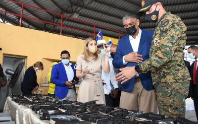 Interior y Policía presenta las primeras armas de fuego recuperadas en piloto de Cristo Rey. Un total de 163 de diferentes calibres fueron presentadas