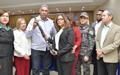 El ministro de Interior y Policía recibe 218 armas ilegales recuperadas en La Vega