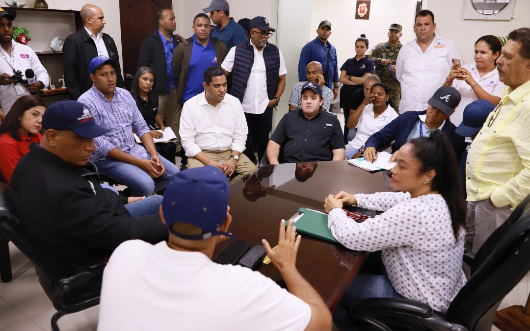 Ministros de Interior y Policía y Administrativo de la Presidencia entregan asistencia  a afectados por huracán en Samaná  y María Trinidad Sánchez