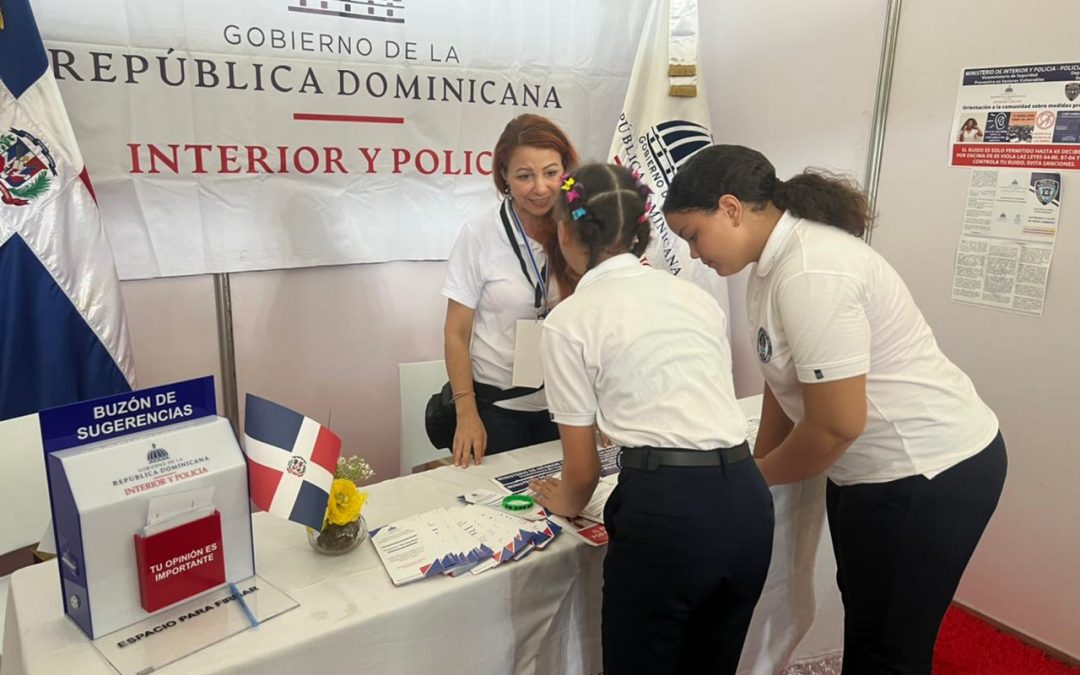 En Feria del Libro de Duarte Interior y Policía dona libros  a bibliotecas, dicta conferencia y orienta usuarios sobre servicios