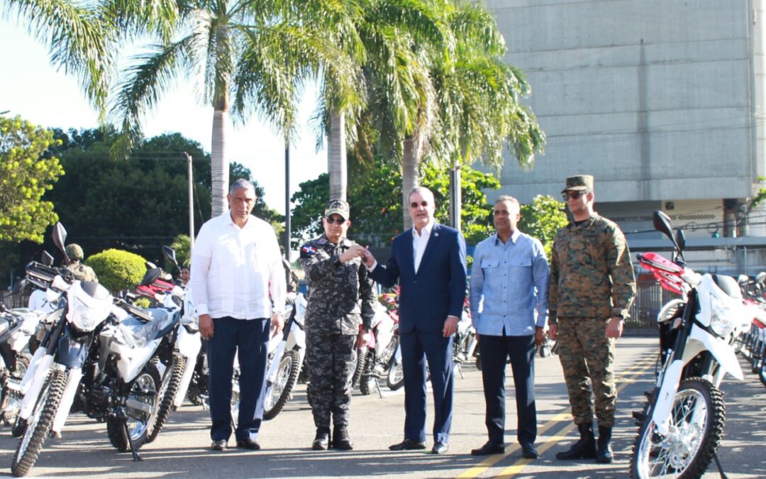 Presidente Abinader entrega  130 motocicletas del Sistema 9-1-1 a la Policía Nacional