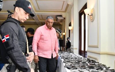 “Con firmeza y apegado a las leyes”: Chu Vásquez y el MIP reciben masiva incautación de armas en San Cristóbal 