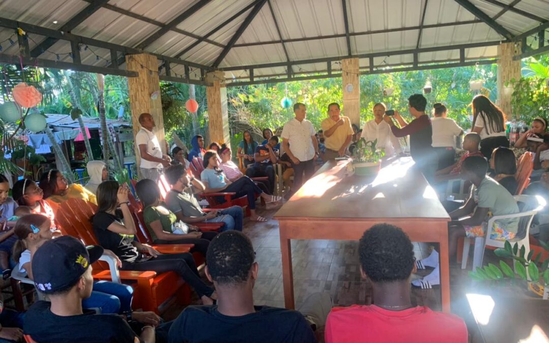 Gobernadora Dajabón realiza encuentro navideño con grupo juvenil medioambiental