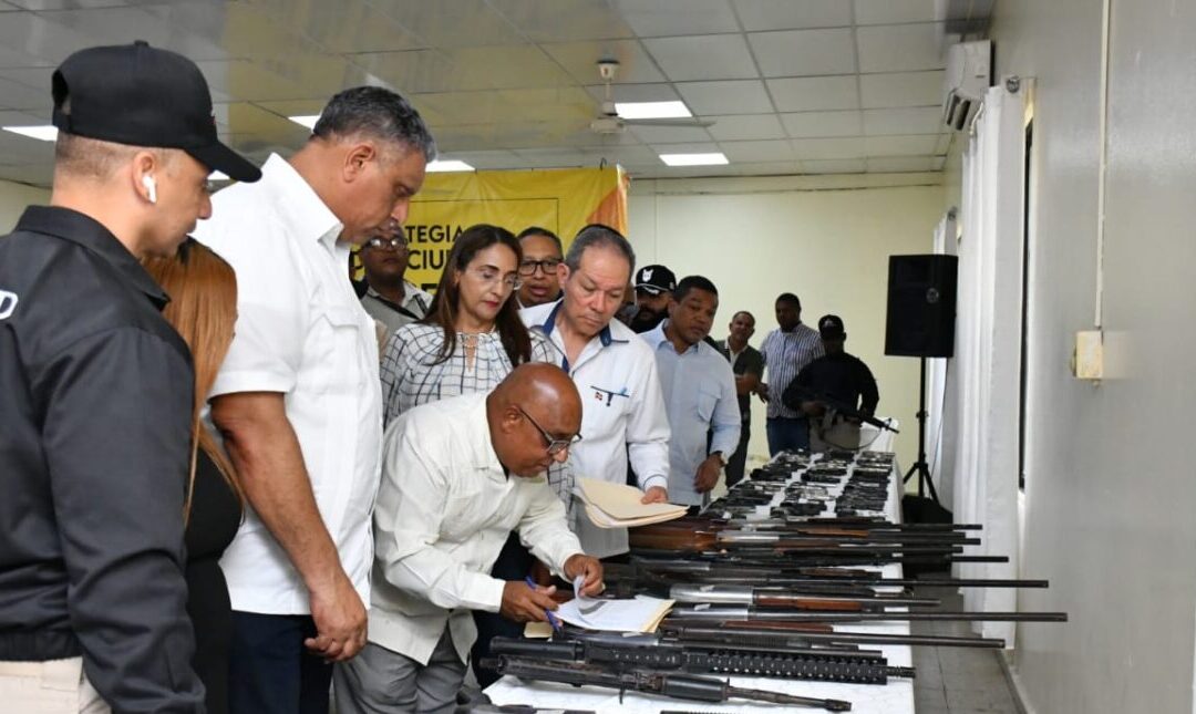 Azua entrega a Interior y Policía 104 armas ilegales; en solo un año van 5,682 decomisadas