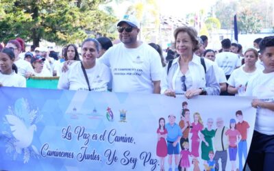 Autoridades, estudiantes y comunitarios marchan por la paz en Jarabacoa