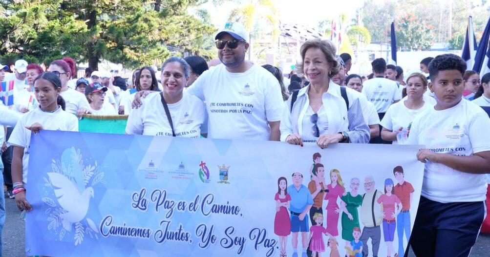 Autoridades, estudiantes y comunitarios marchan por la paz en Jarabacoa