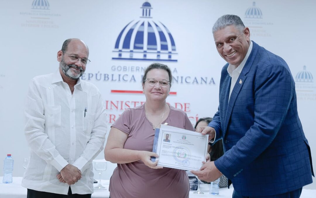 Ministerio Interior y Policía entrega nacionalidad dominicana a 30 extranjeros