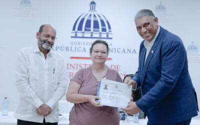 Ministerio Interior y Policía entrega nacionalidad dominicana a 30 extranjeros