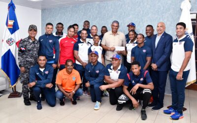 Ministerio de Interior entrega bonos a atletas de la Policía