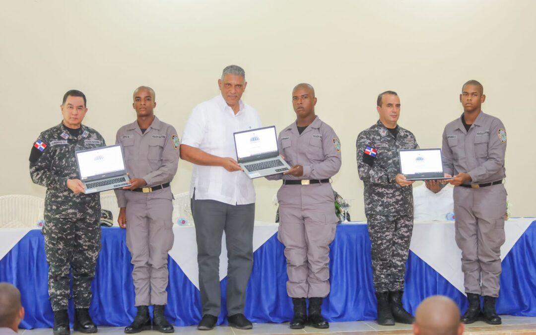 Interior y Policía  entrega laptops a conscriptos como parte del compromiso de reforma educativa policial