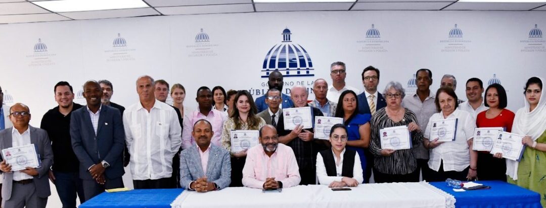 Otro grupo de extranjeros opta por la ciudadanía dominicana, algunos de países remotos