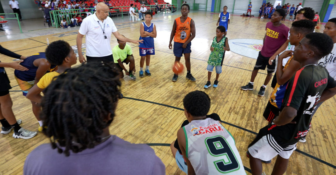 Eduardo Gómez y general Burgos orientan atletas sobre vida sana y peligros de drogas y dinero fácil