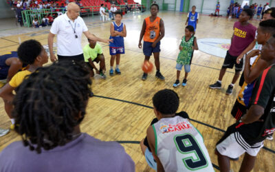 Eduardo Gómez y general Burgos orientan atletas sobre vida sana y peligros de drogas y dinero fácil