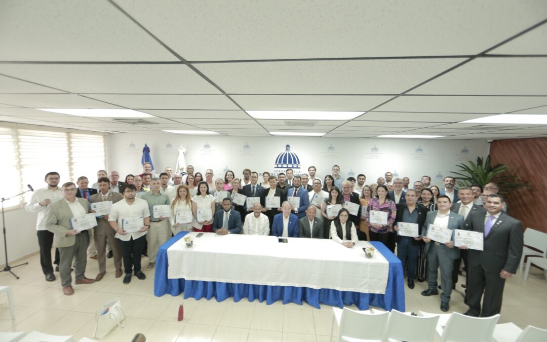 Ministro de Interior efectúa su última nacionalización, juramenta a 60 personas