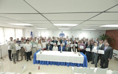 Ministro de Interior efectúa su última nacionalización, juramenta a 60 personas