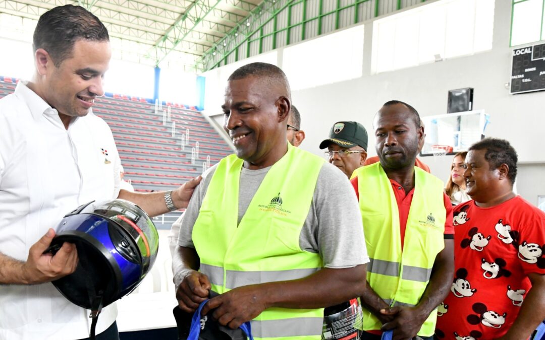 Viceministro de Seguridad de Interior entrega donación de cascos y chalecos reflectores para motoconchistas junto a Digesett en Hato Mayor