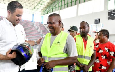 Viceministro de Seguridad de Interior entrega donación de cascos y chalecos reflectores para motoconchistas junto a Digesett en Hato Mayor