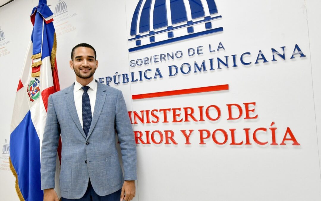 Ministerio de Interior y Policía entrega 863 licencias de armas de fuego en Santiago