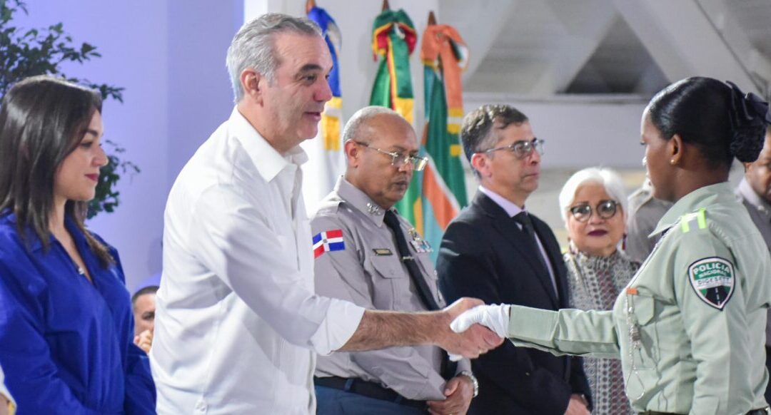 Presidente Abinader encabeza graduación histórica de los primeros 1,016 policías formados bajo la reforma policial