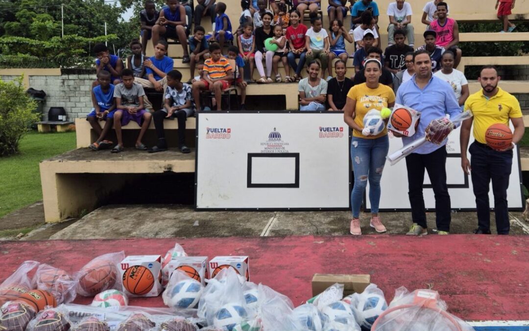 El Ministerio de Interior y Policía entrega utilería deportiva en Bayaguana
