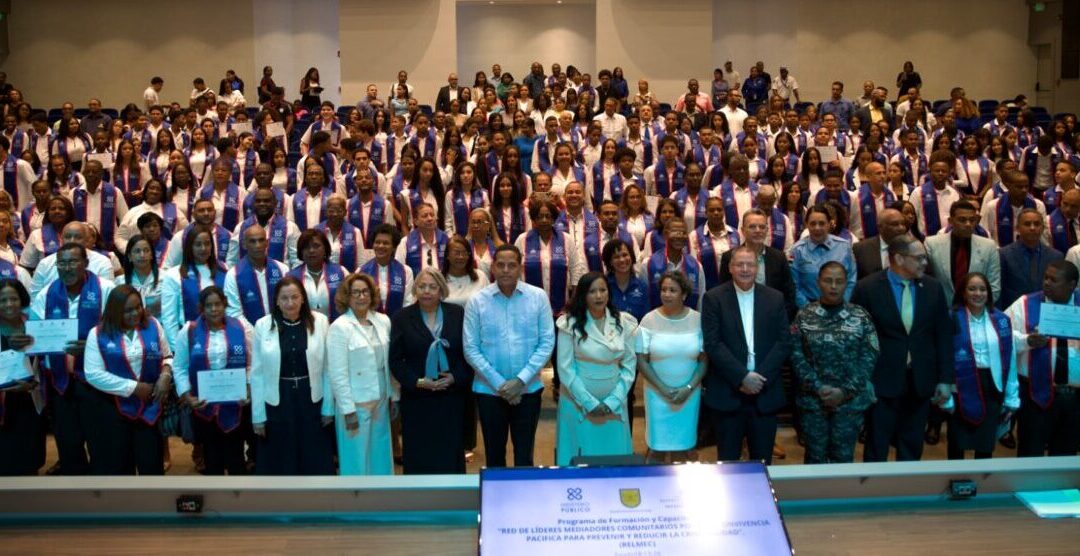 Ministerio de Interior y Policía gradúa a 357 nuevos líderes mediadores en el Gran Santo Domingo y 110 en San Francisco de Macorís