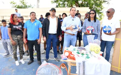 El Ministerio de Interior y Policía dona utilería deportiva a jóvenes de la región Este