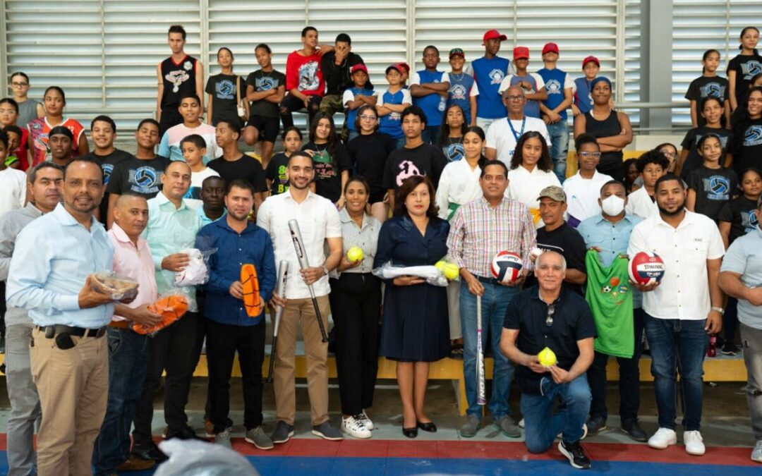 Ministerio de Interior y Policía realiza entrega de utilería deportiva y equipamiento para motoconchistas en Gurabo