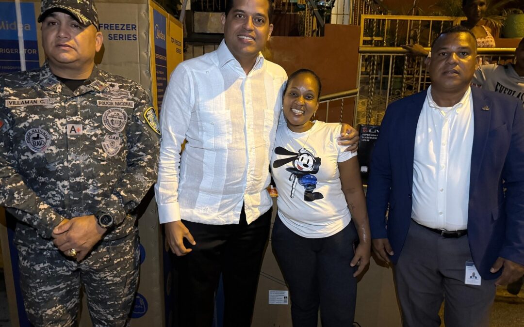 Ministerio de Interior y Policía brinda apoyo a familia afectada por incendio en Los Alcarrizos