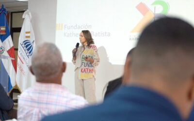 Empleados del Ministerio de Interior y Policía reciben charla sobre la importancia del reciclaje de botellas plásticas