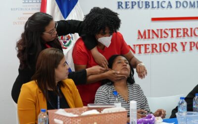 Cooperativa de Interior y Policía imparte taller de belleza con motivo del amor y la amistad