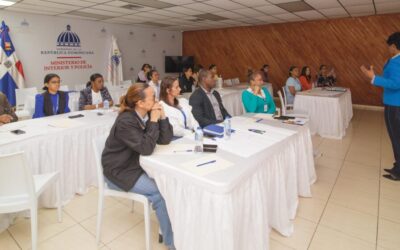 Interior y Policía previene sobre violencia de género con taller “Rompiendo el Silencio”