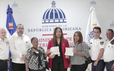 Gobierno entrega primer seguro de vida a familiares de bombero fallecido