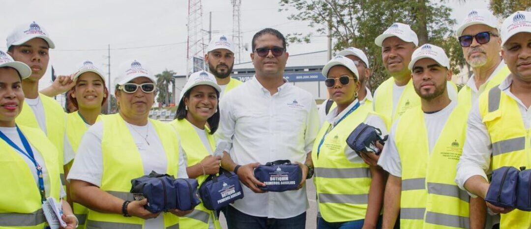 Interior y Policía entrega botiquines y orienta por una Semana Santa segura