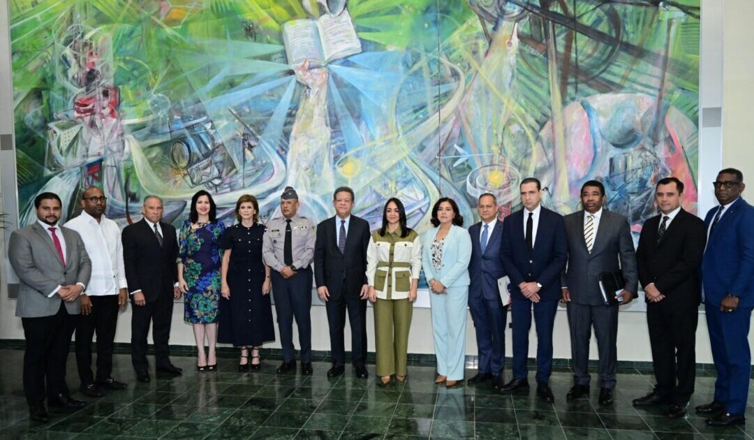 Comisión encabezada por ministra Faride Raful entrega a Fernández Anteproyecto de Ley Orgánica de la Policía Nacional