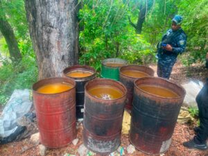 Interior y Policía y el CECCOM desmantelan en Azua fábrica clandestina con más de 25 mil litros de alcohol adulterado